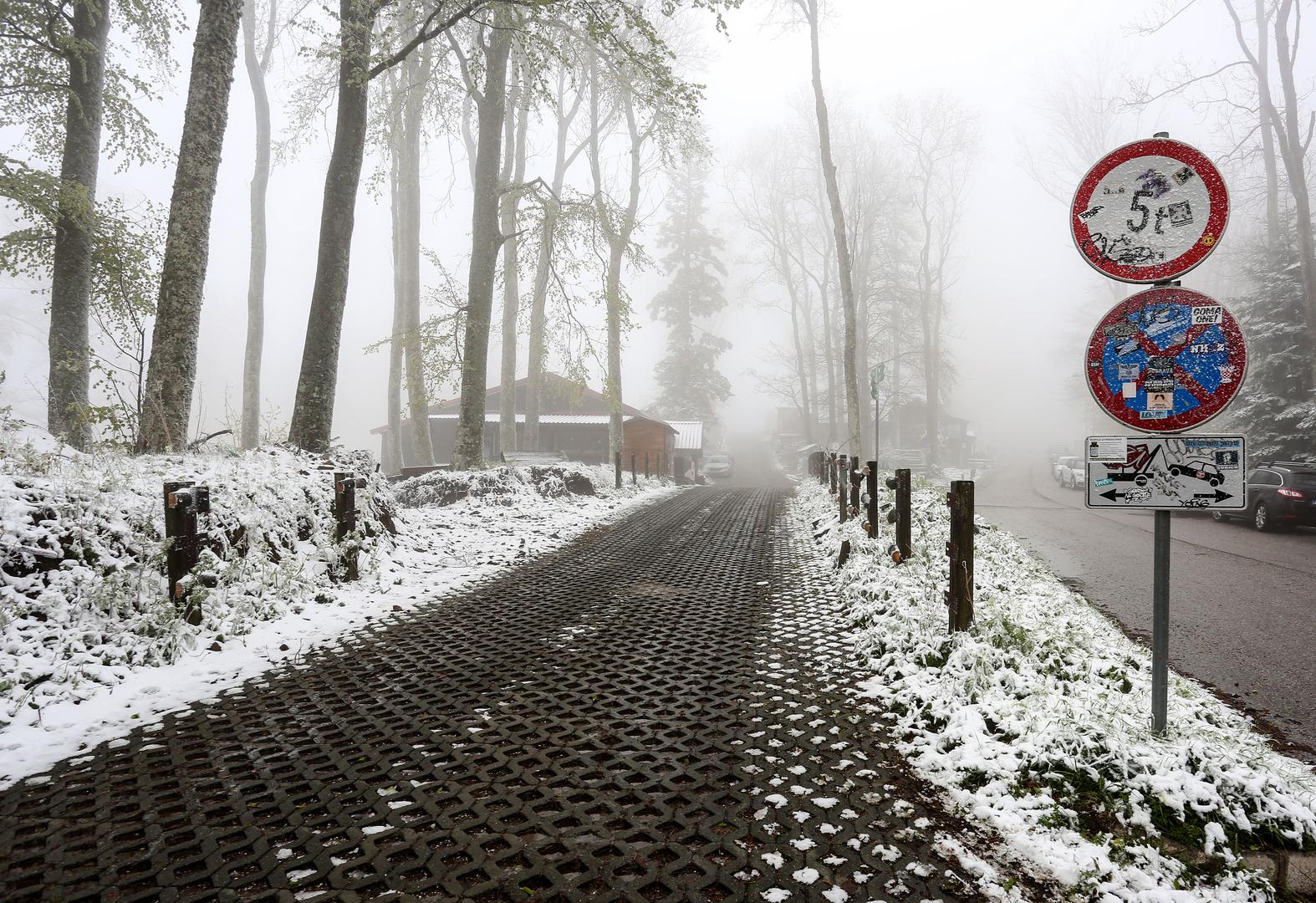 Na zagrebačkom Sljemenu temperatura se spustila ispod ništice i zabijelio je snijeg