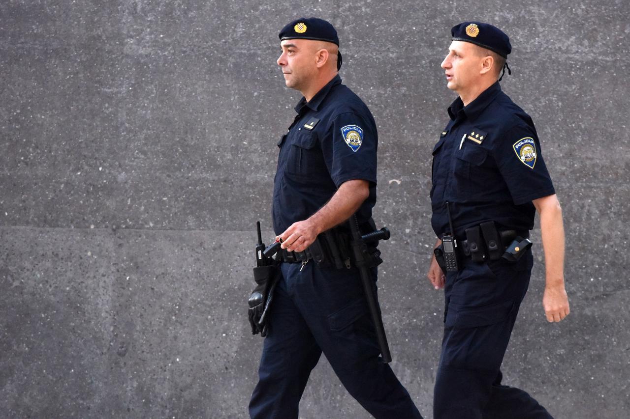 Pripreme policije na ulicama Knina prije početka obilježavanja obljetnice Oluje