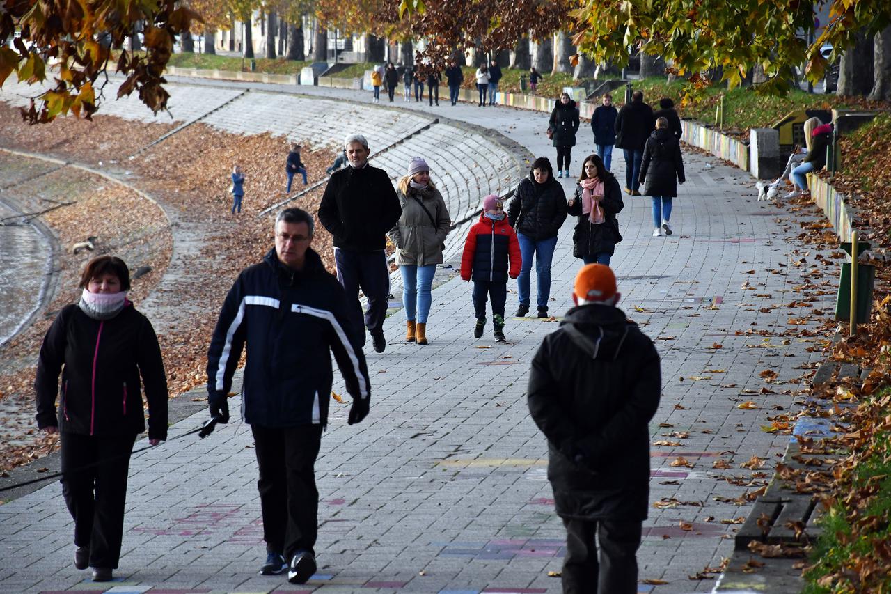 Slavonski Brod: Unatoč hladnom vremenu Brođani ne propuštaju nedjeljnu šetnju
