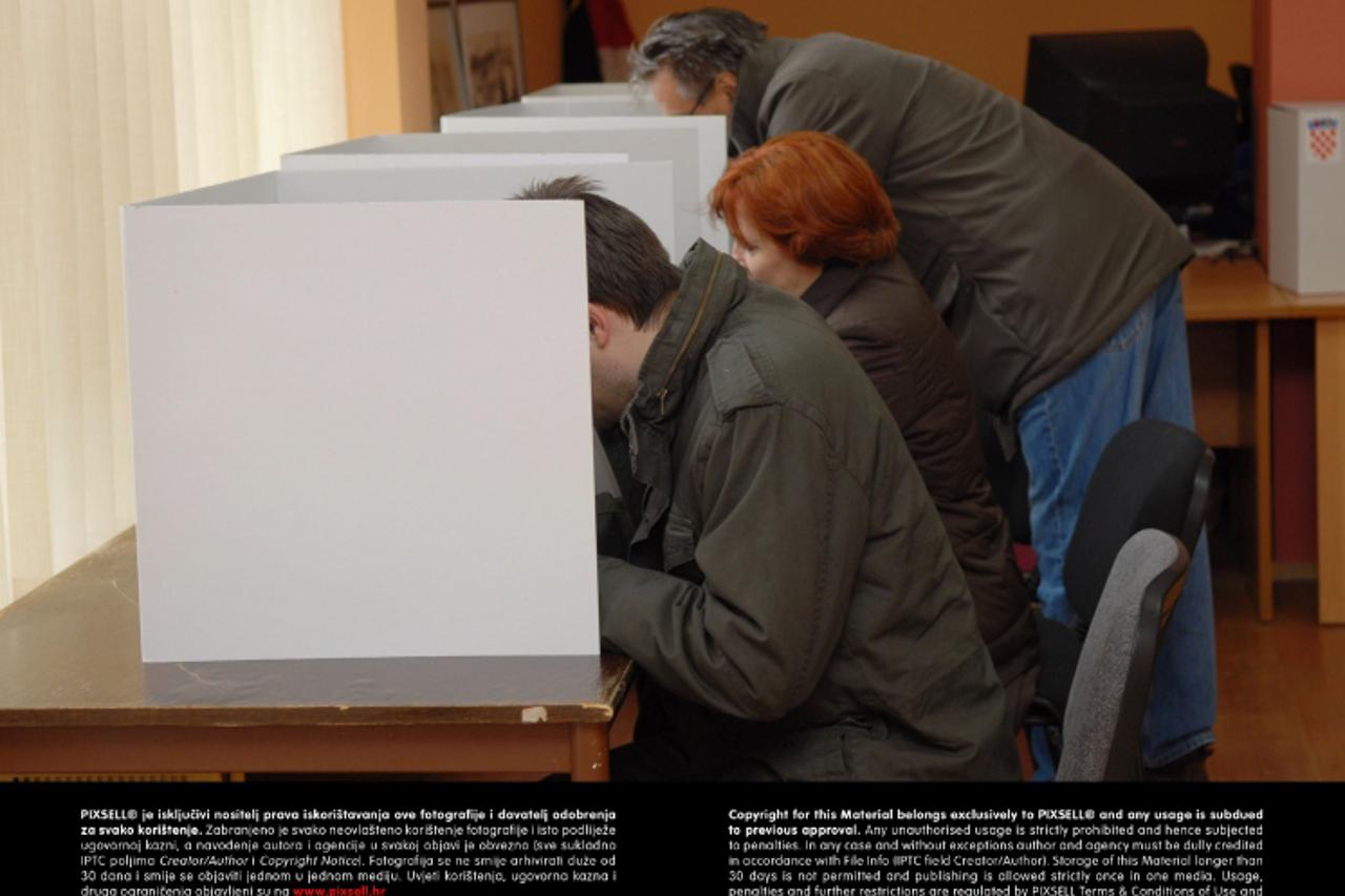 '10.01.2010.,Karlovac -2. krug predsjednickih izbora, gradani na birackim mjestima Photo: Kristina Stedul Fabac/PIXSELL'
