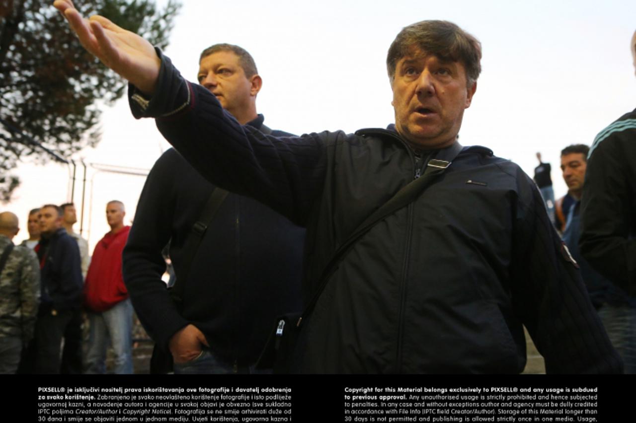 '21.10.2013., Split - Radnici Brodosplita poceli su se jutros okupljati ispred ulaza u brodogradiliste, izrazavajuci nezadovoljstvo odlukom uprave da dijelu radnika odredi mjeru suspenzije zbog sudjel