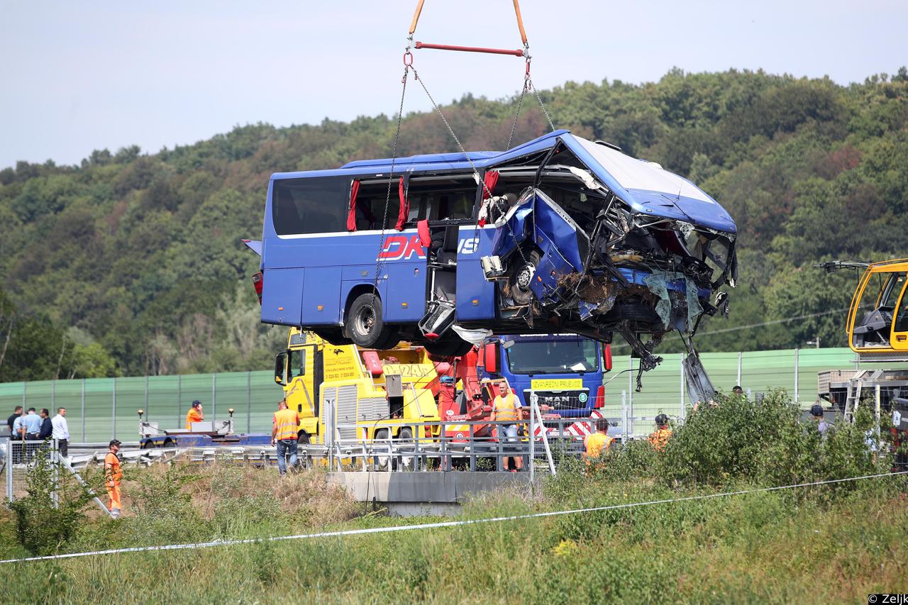 Teška nesreća na A4: Izvlačenje autobusa nakon nesreće u kojoj je poginulo 12 ljudi