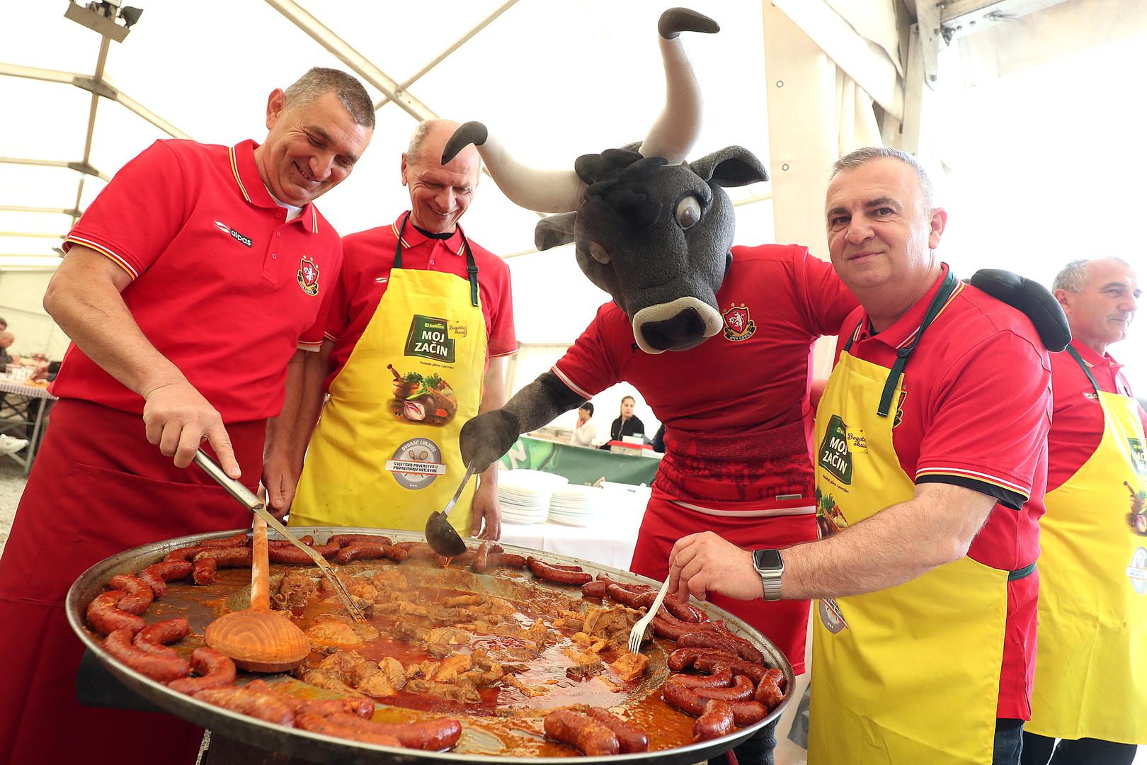 Nenad Črnko, Damir Šimunić, Darko Blažinčić i Franjo Kovačić kuhari su pobjednici, a za atmosferu se pobrinula maskota kluba – govedo tur