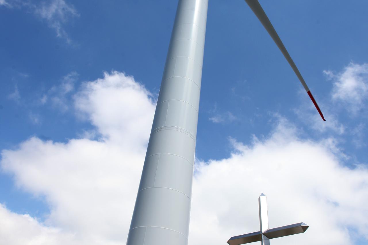 18.06.2015., Trilj - Vjetroelektrana Kamensko-Vostane je izgradjena na podrucju Grada Trilja u Splitsko-dalmatinskoj zupaniji.  Vjetroagregate SWT-3.0-101 za elektranu isporucila je tvrtka Siemens Zagreb i provodi interne inspekcije  postavljenih vjetroel