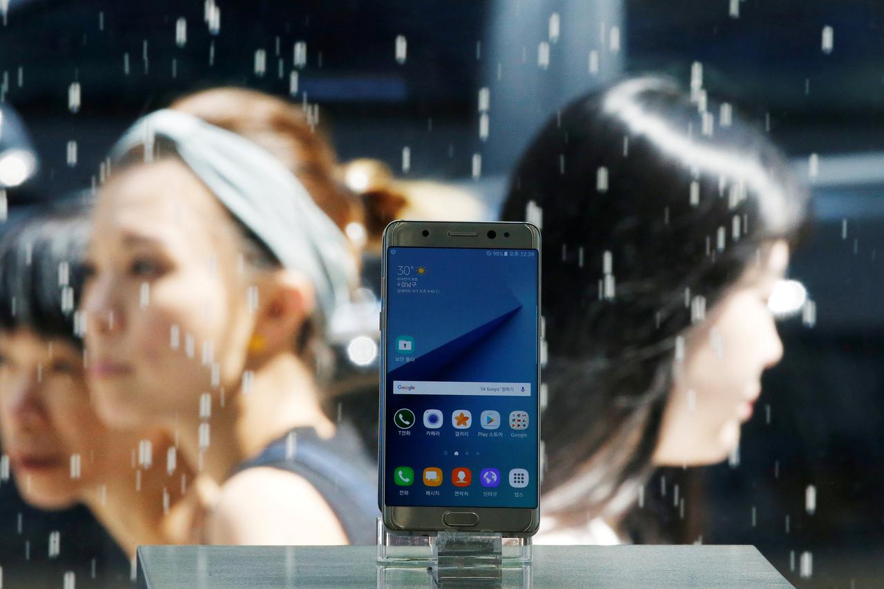 A Samsung Electronics' Galaxy Note 7 new smartphone is displayed at its store in Seoul, South Korea, September 2, 2016.  REUTERS/Kim Hong-Ji/File Photo