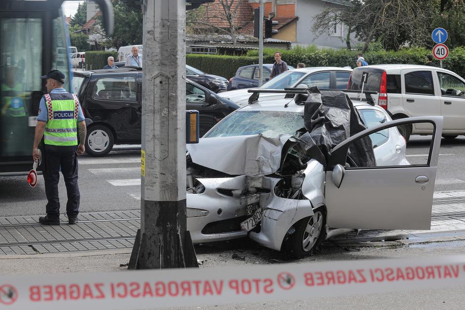 Zagreb: Automobilom u Dubravi naletio na pješakinju i zabio se u rasvjetni stup te poginuo