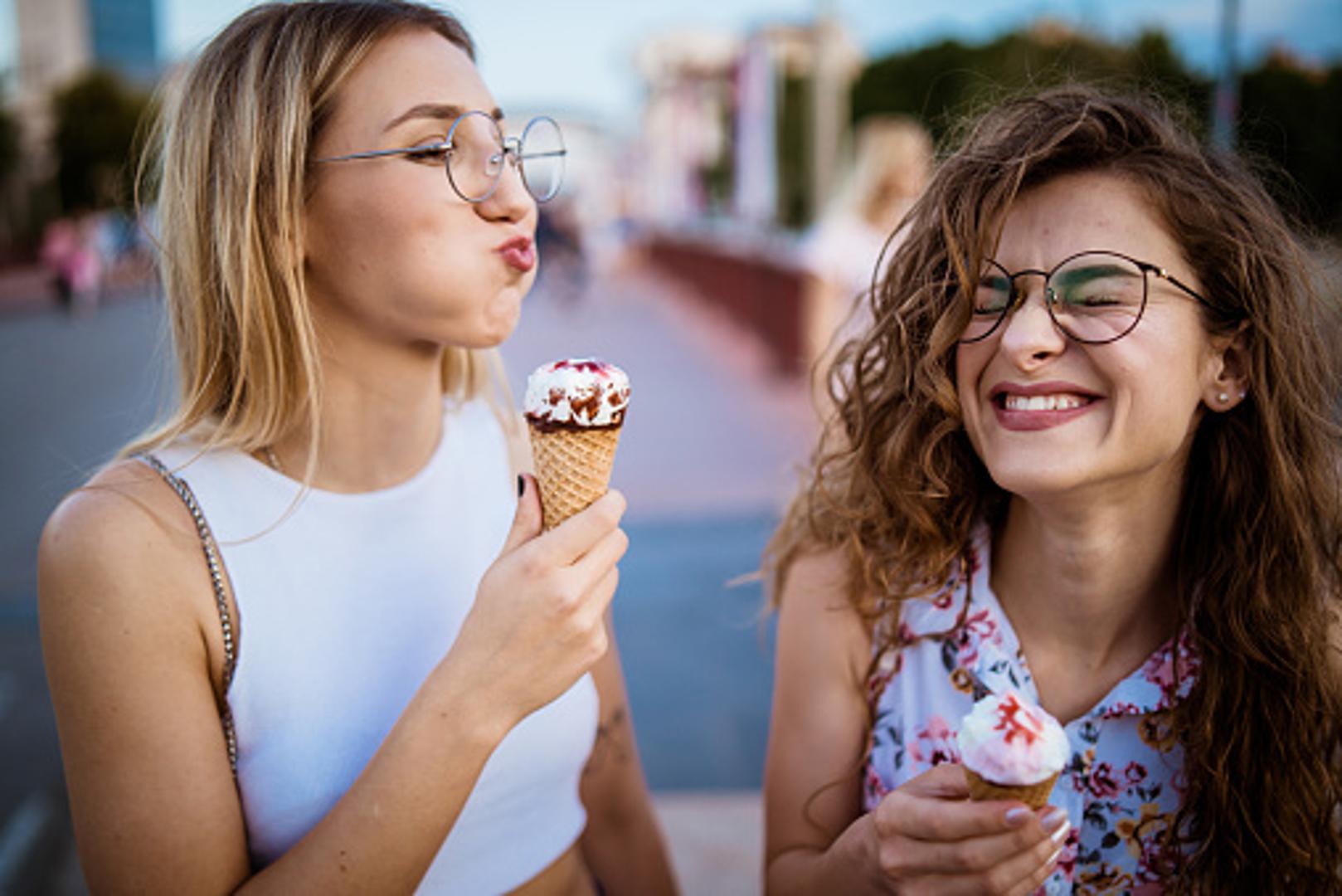 "Sladoledna glavobolja" ili "smrzavanje mozga", različiti su nazivi nagle boli u glavi izazvane ispijanjem hladnim napitkom iil jedenjem sladoleda. 
