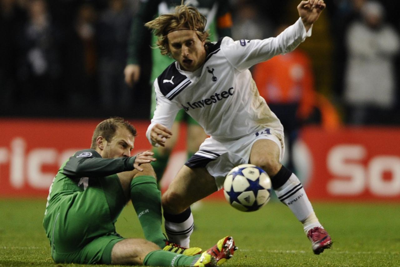 'Tottenham Hotspur\'s Luka Modric (R) is challenged by Werder Bremen\'s Daniel Jensen during their Champions League soccer match at White Hart Lane in London November 24, 2010.   REUTERS/Dylan Martine