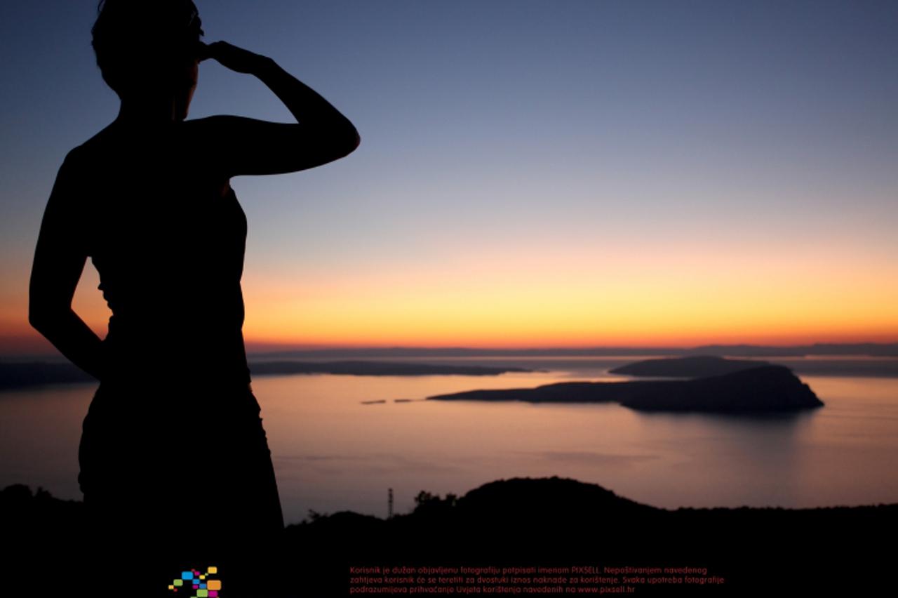 '18.08.2011. Rijeka - Turisti uzivaju u predivnom zalasku sunca s pogledom na otok. Photo: Nel Pavletic/PIXSELL'