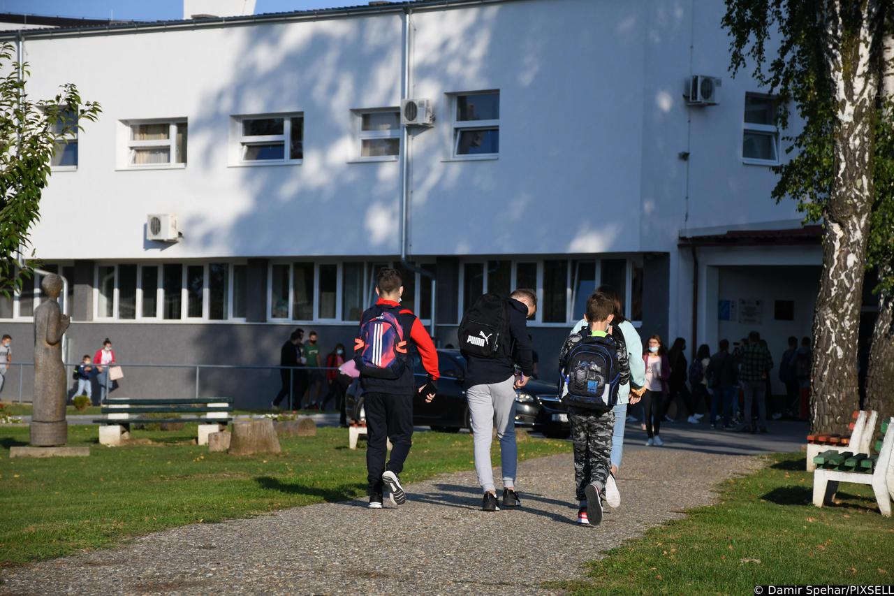 Grubišno Polje: Učenici su se vratili u školske klupe, župan  Marušić posjetio je školarce