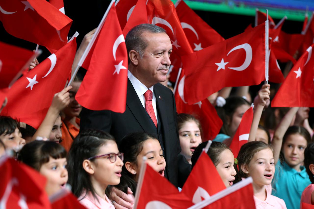 Činjenica da je Erdoğan tijesno pobijedio s 51 posto podrške i 49 posto Turaka koji su glasali protiv, govori da je u Turskoj demokracija još živa