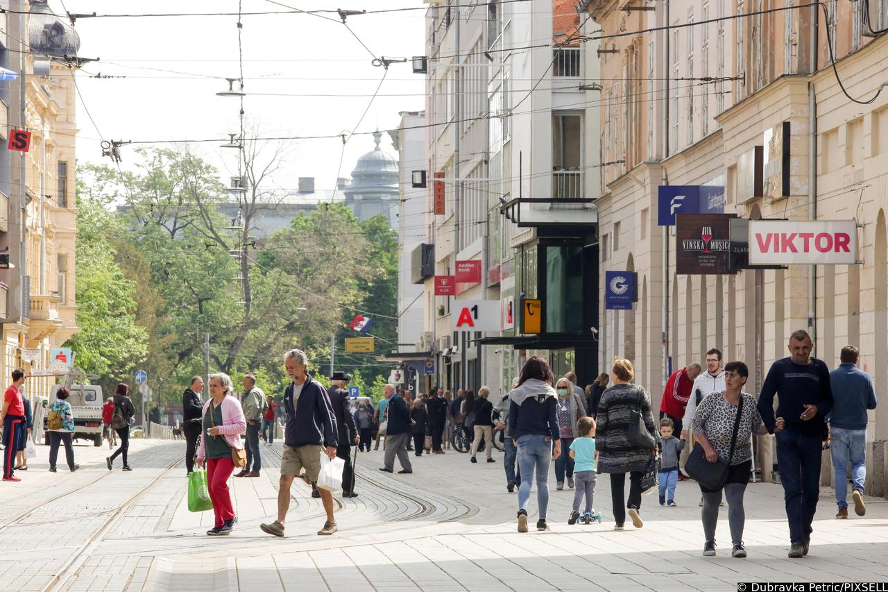 I u Osijeku otvorene neke trgovine i u promet pušten javni prijevoz