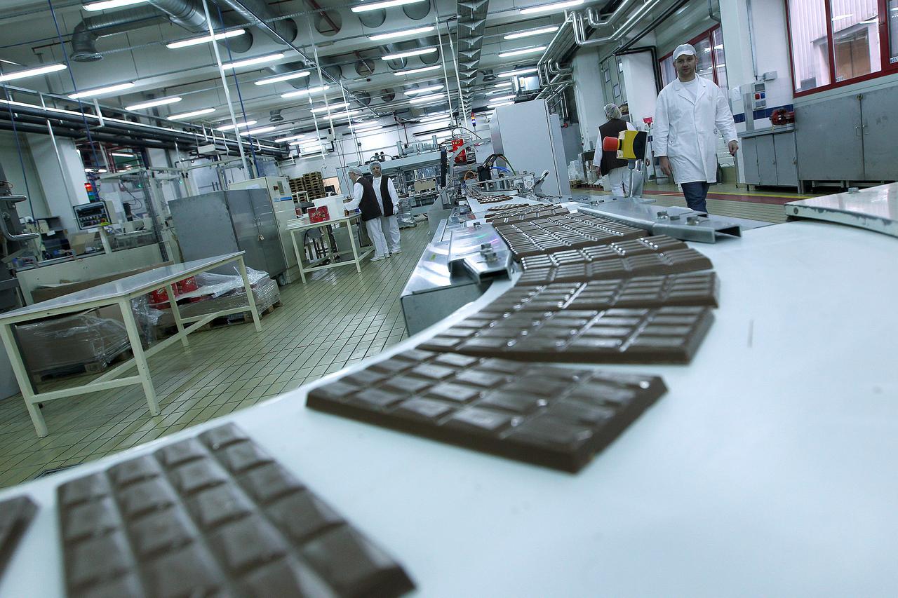 06.03.2014., Zagreb - Tvornica cokolade i keksa Kras. Radnici u pogonu pakiraju cokolade. 