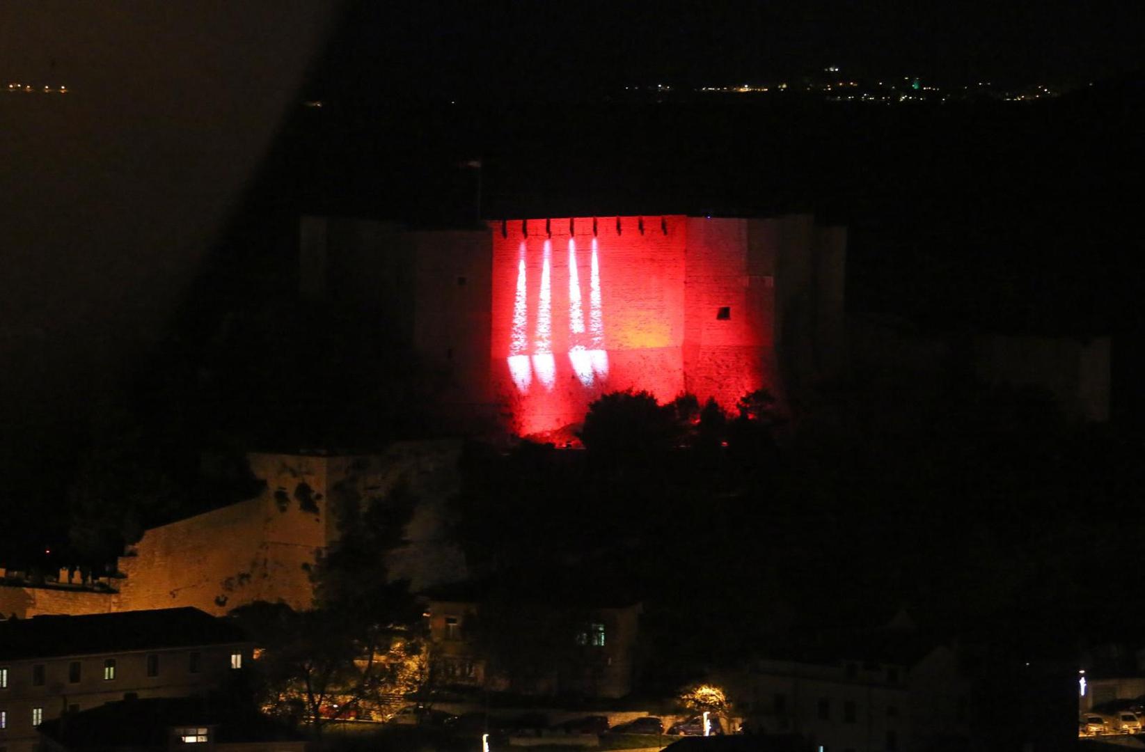 Ugodjaj je uvelicalo pjevacko drustvo Kolo božićnim napjevima, a znak za paljenje prve svijeće dao je gradonačelnik Željko Burić.

