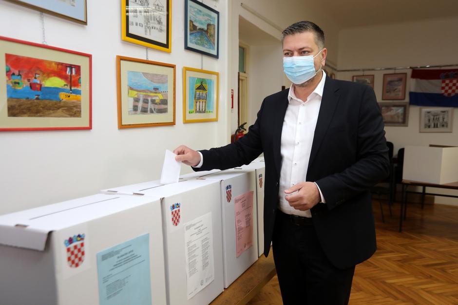 Josip Ostrogović, kandidat HDZ-a za gradonacelnika Rijeke, izašao na biralište