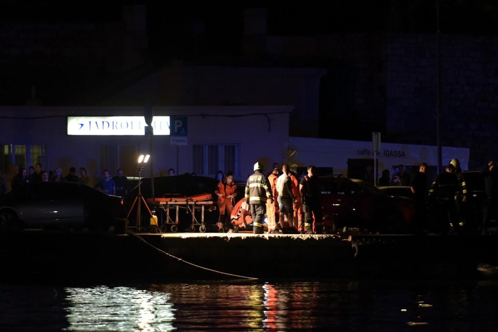 04.05.2020., Zadar - Sinoc oko 23 sata dogodila se prometna nesreca u kojoj je vozilo Audi zavrsilo u moru u gradskoj luci. Prema nesluzbenim informacijama dvije su osobe izgubile zivot. Photo: Dino Stanin/PIXSELL