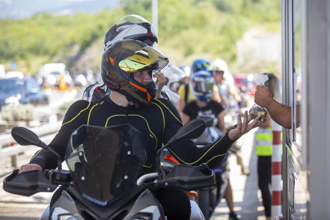 Motociklisti prosvjeduju protiv naplate mostarine na Krčkom mostu