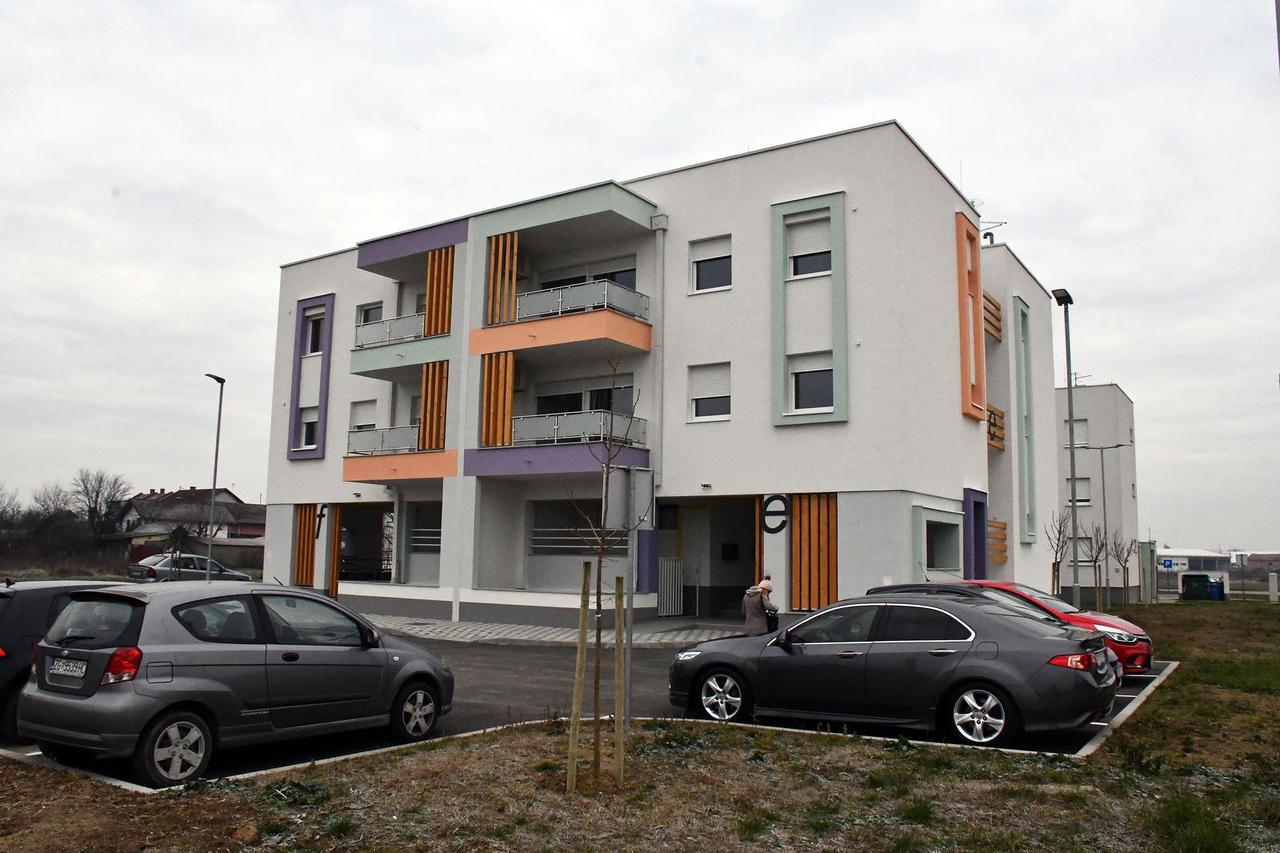 Slavonski Brod: Potpisani ugovori o najmu gradskih stanova za mlade obitelji