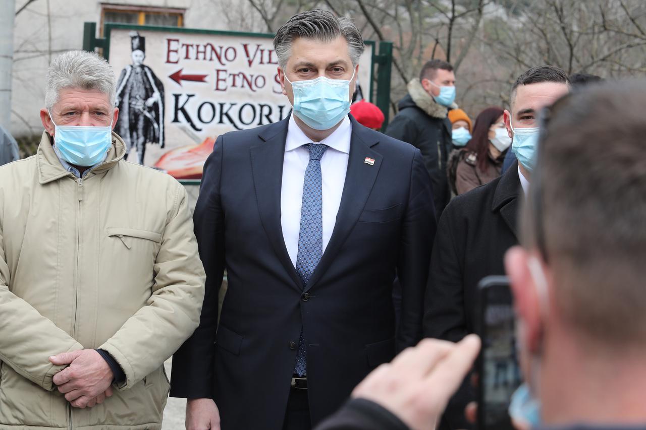 Premijer Andrej Plenković sa suradnicima obišao poplavljene Kokoriće