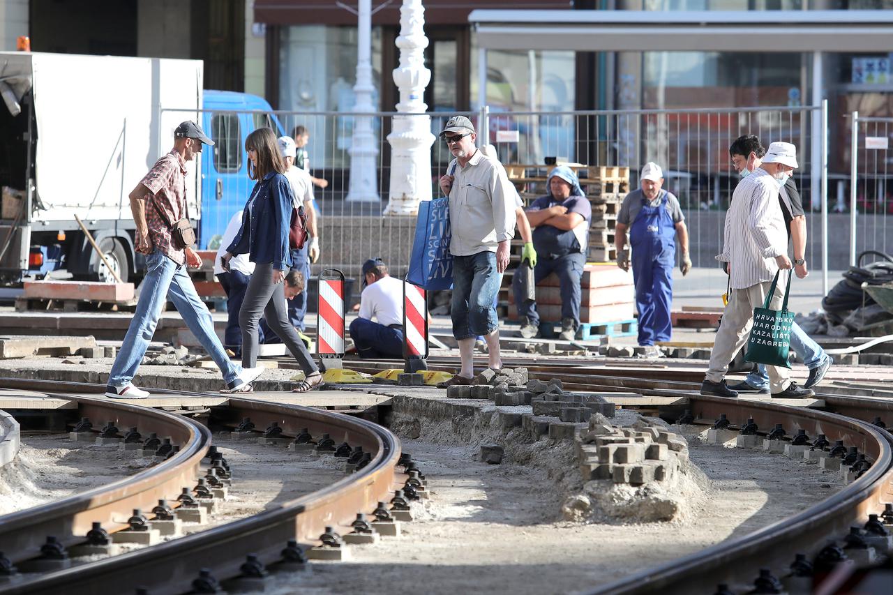 Radovi na sanaciji pruge na glavnom zagrebačkom trgu napreduju unatoč visokim temperaturama