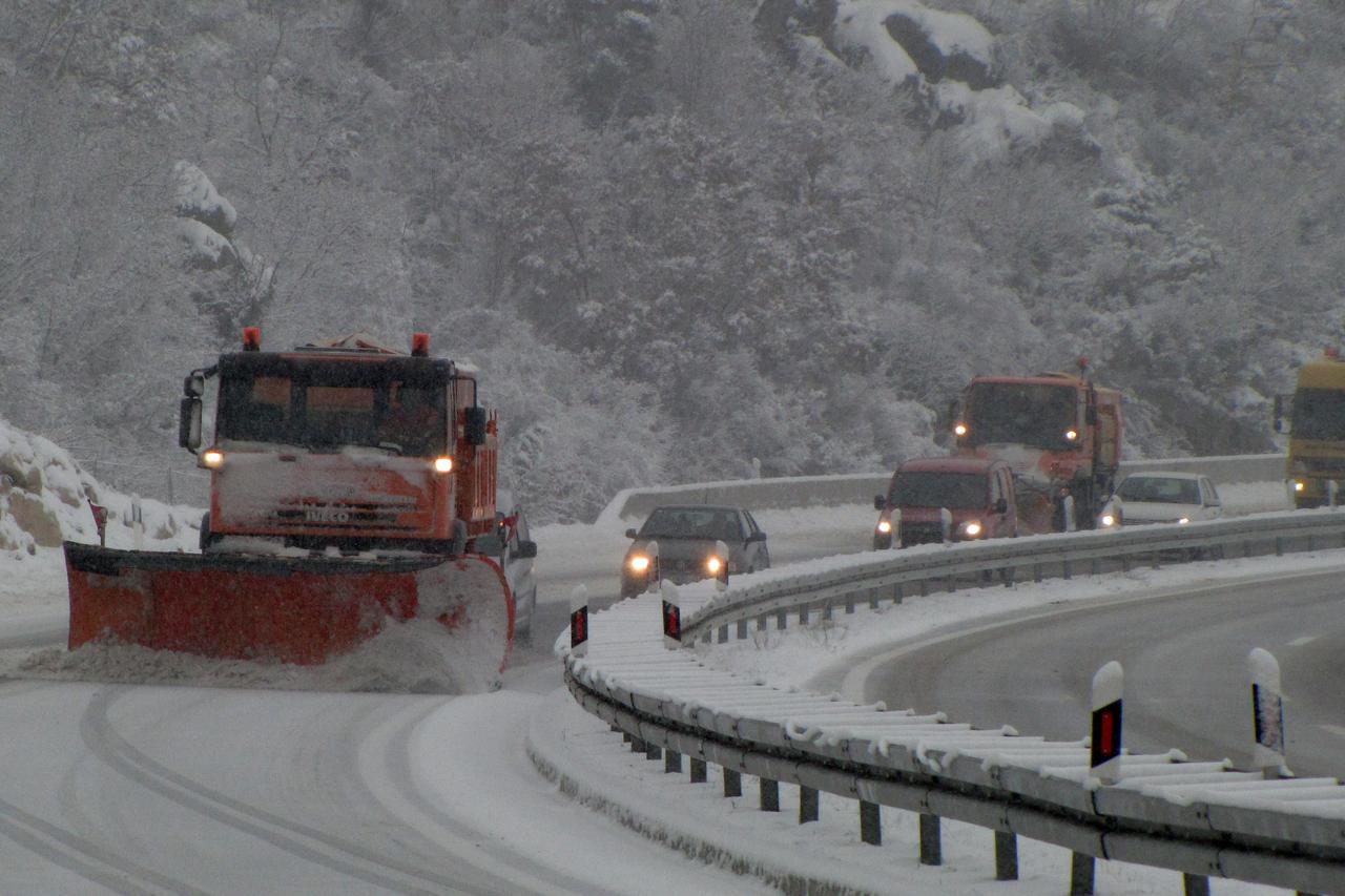Split: Snijeg i poledica izazvali kaos u prometu