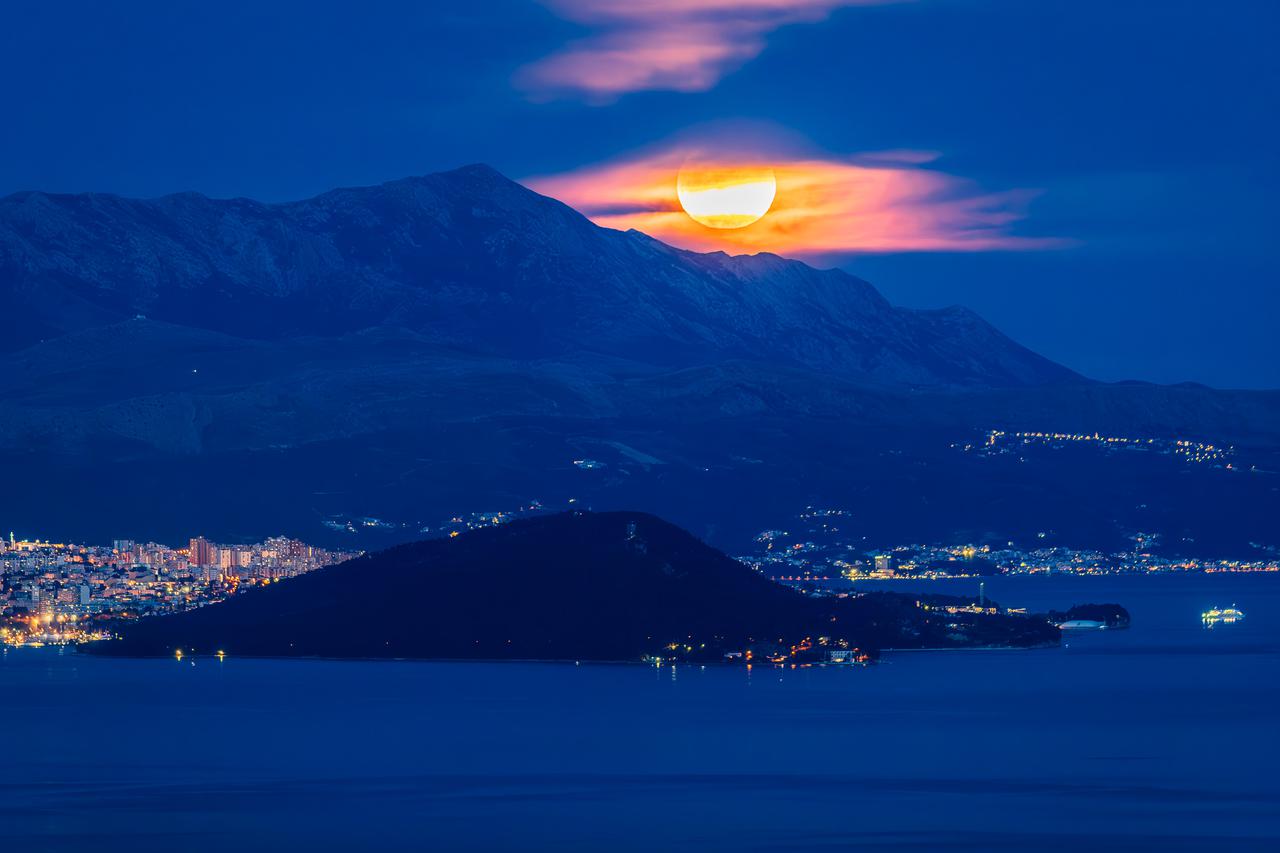 Seget Gornji: Izlazak mjeseca iznad planine Mosor i pogled na Marjan i Split