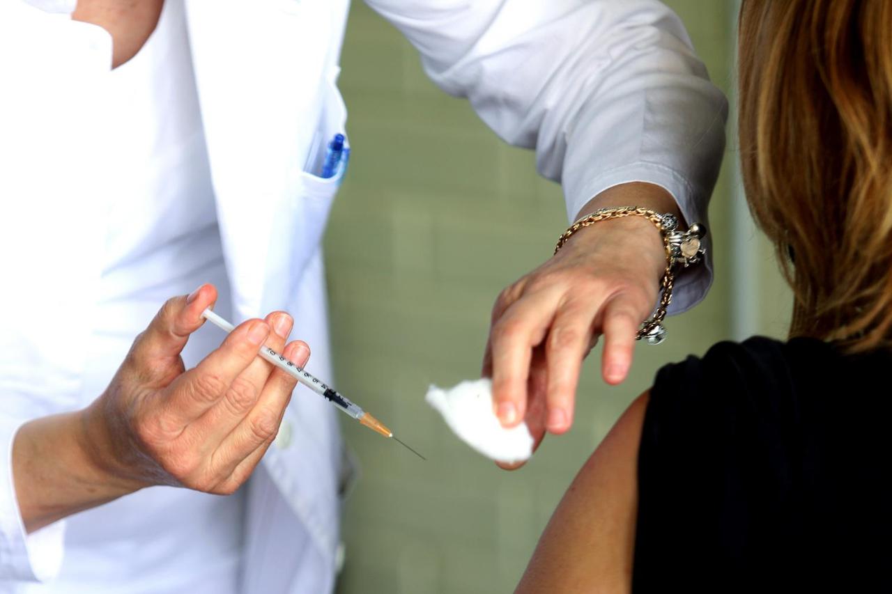 Organizirano cijepljenje prosvjetnih djelatnika iz svih srednjih škola na području Šibenika