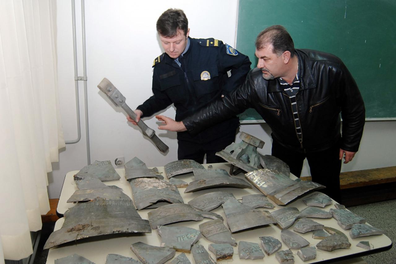 '17.02.2011., Sisak - Lopovi su zvono tesko 180 kg sa pravoslavne crkve u Starom Selu razlomili na 50 dijelova koje su mislili prodati kao sekundarnu sirovinu. Policijski djelatnici Marijan Kardas i J