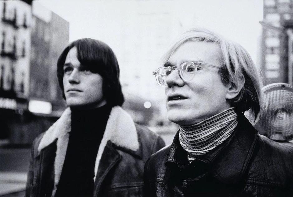 Netflixova serija bavi se i Warholovim intimnim vezama s muškarcima poput Jeda Johnsona s kojim je proveo 12 godina