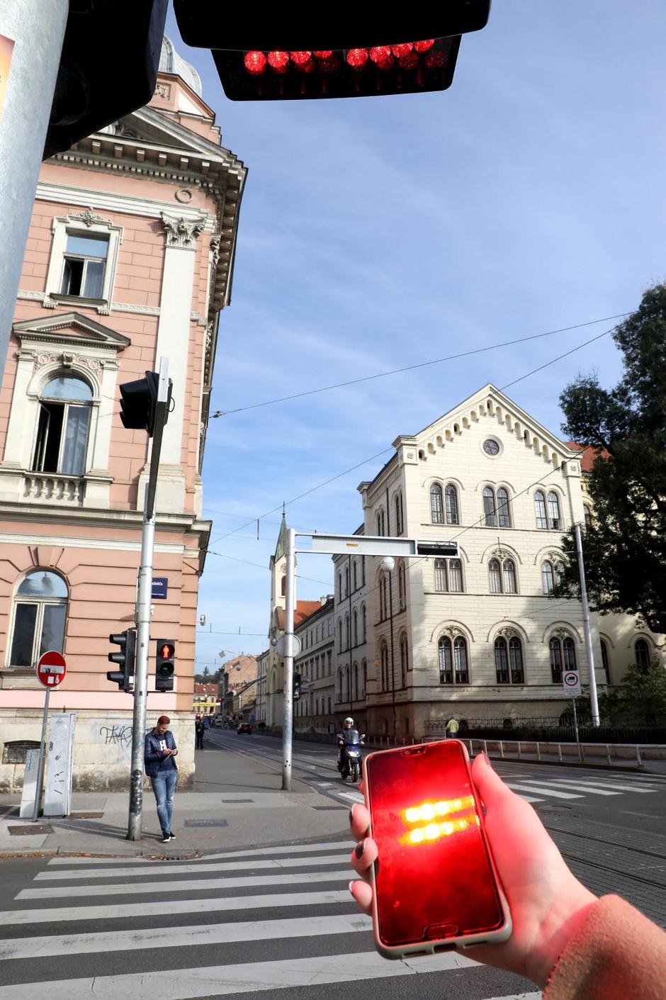 Prvi semafor u Hrvatskoj koji pješake zadubljene u ekran mobitela upozorava na crveno