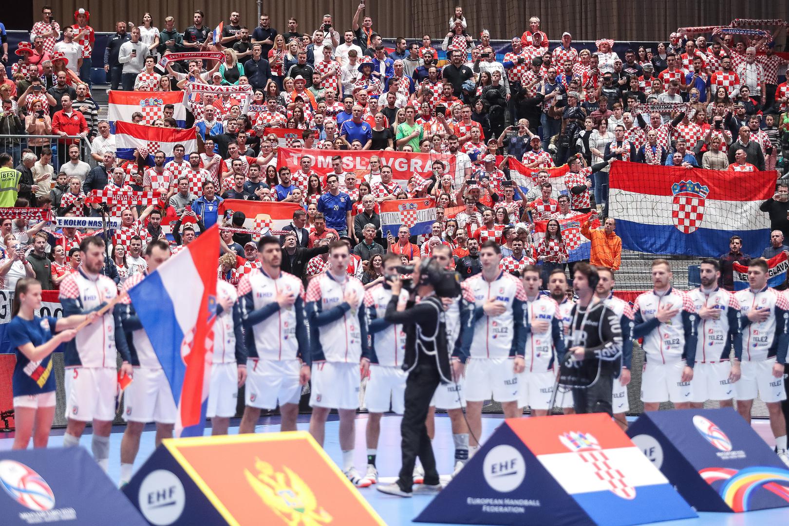 S tribina Stadthalle arene se orilo "Mi, Hrvati", "U boj, u boj", a hrvatski navijači skandirali su i "Vukovar, Vukovar"