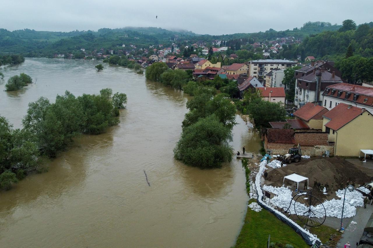 Pogled iz zraka na rijeku Unu kod Hrvatske Kostajnice 