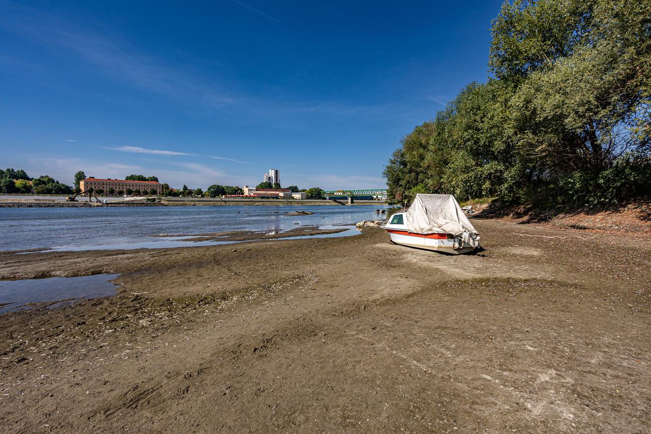 Nizak vodostaj rijeke Drave kod Osijeka