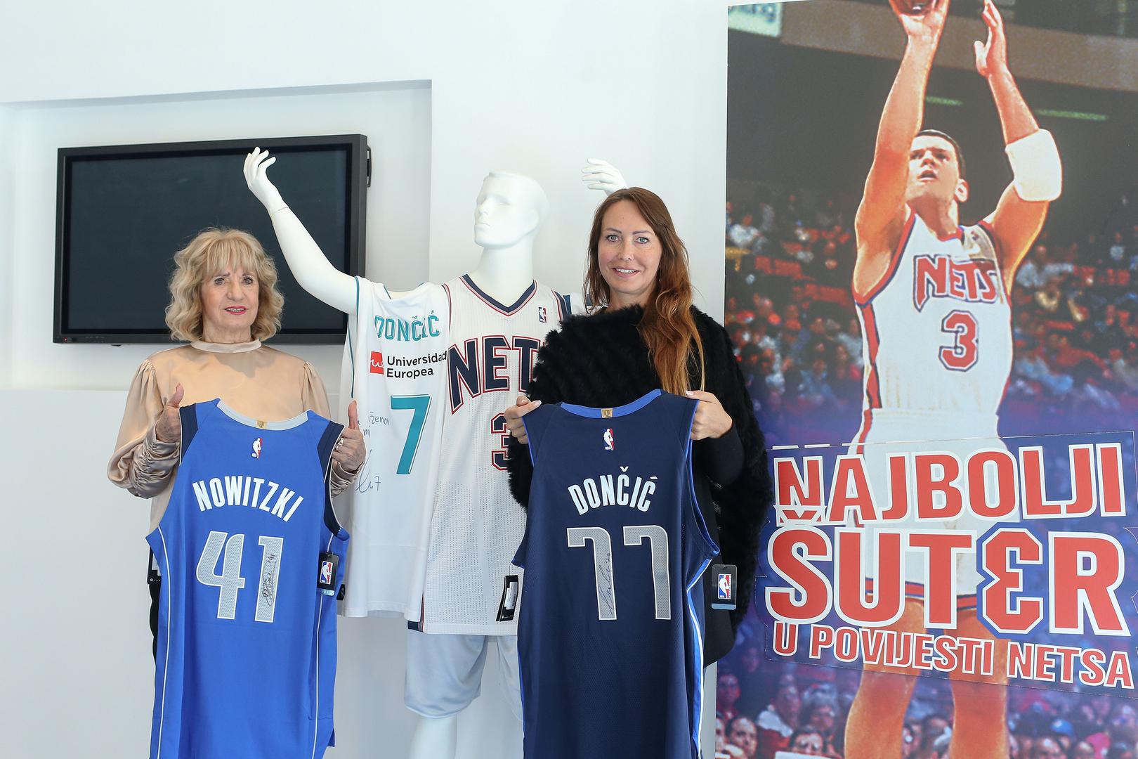 Memorijalno-muzejski centar Dražen Petrović od jučer je bogatiji za dresove dviju velikih NBA zvijezda. Za majicu odlazećeg diva Dirka Nowitzkog i budućeg NBA superstara Luke Dončića.