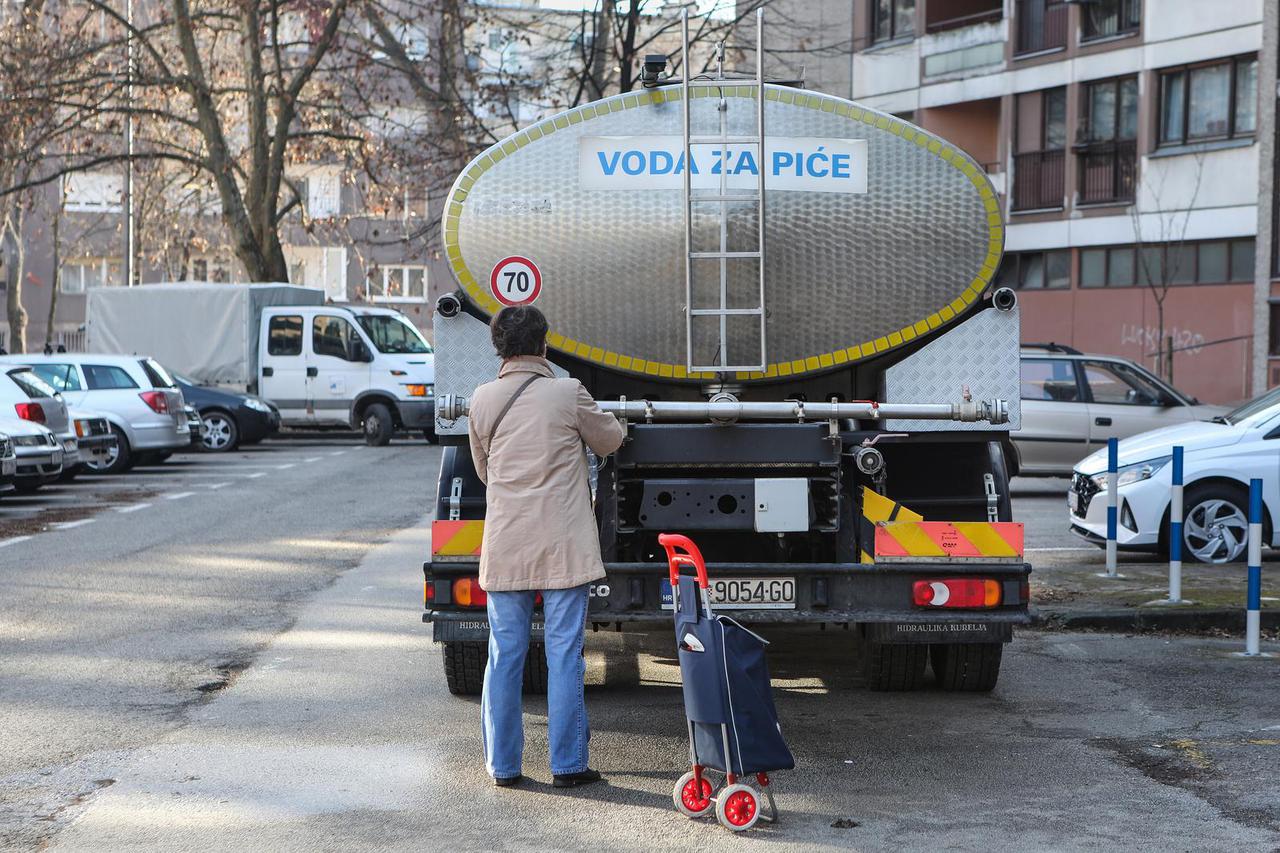 Zagreb: Nakon puknuća cijevi  na Savicu je stigla cisterna s vodom
