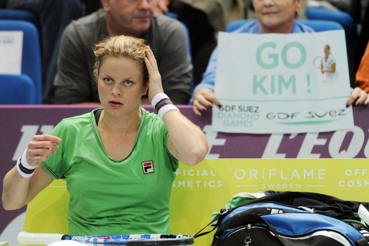 \'Belgium\'s Kim Clijsters rests during a break of he Women\'s Paris WTA Open tennis match against Australia\'s Jelena Dokic on February 11, 2011 in Paris. AFP PHOTO / BERTRAND GUAY\'