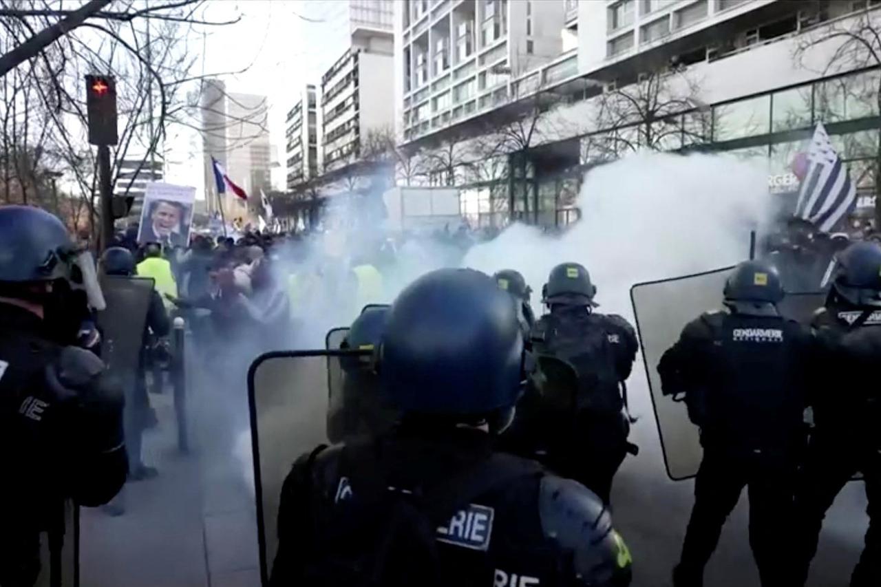 French police face demonstrators during a "Convoi de la liberte" (The Freedom Convoy) in Paris
