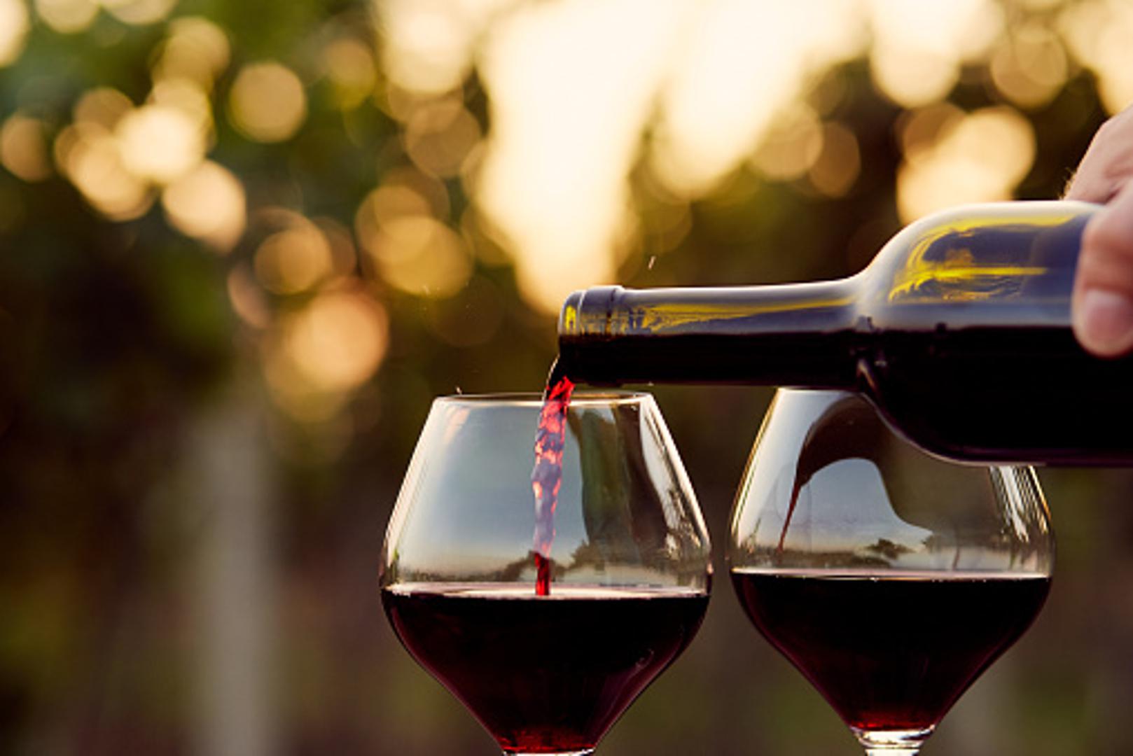 Za ljubitelje crnog vina stižu s ovim istraživanjem dobre vijesti, možete uživati neometano u svom omiljenom crnom vinu i za vrijeme vrućih dana ili noći, jer vrsni poznavatelji vina savjetuju da ga rashladite i izbaciite iz glave misao da je to "krivo". 