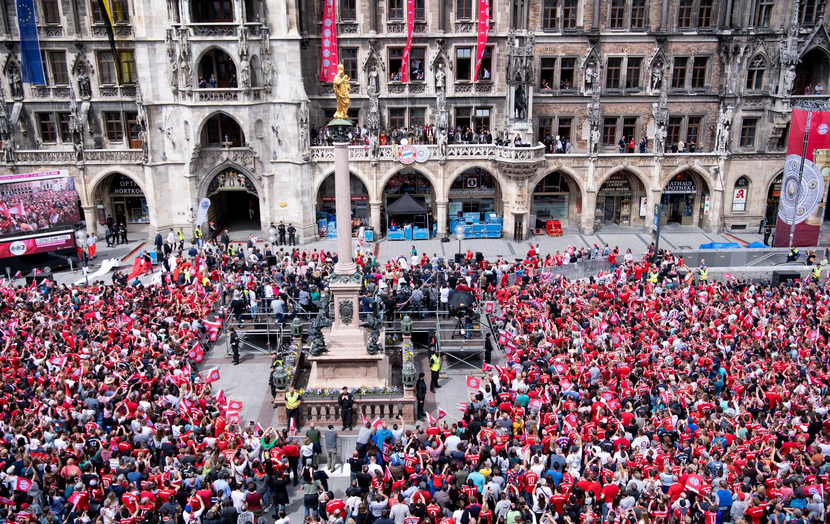 Više tisuća navijača dočekalo je Kovača i njegovu družinu na Marienplatzu u Münchenu