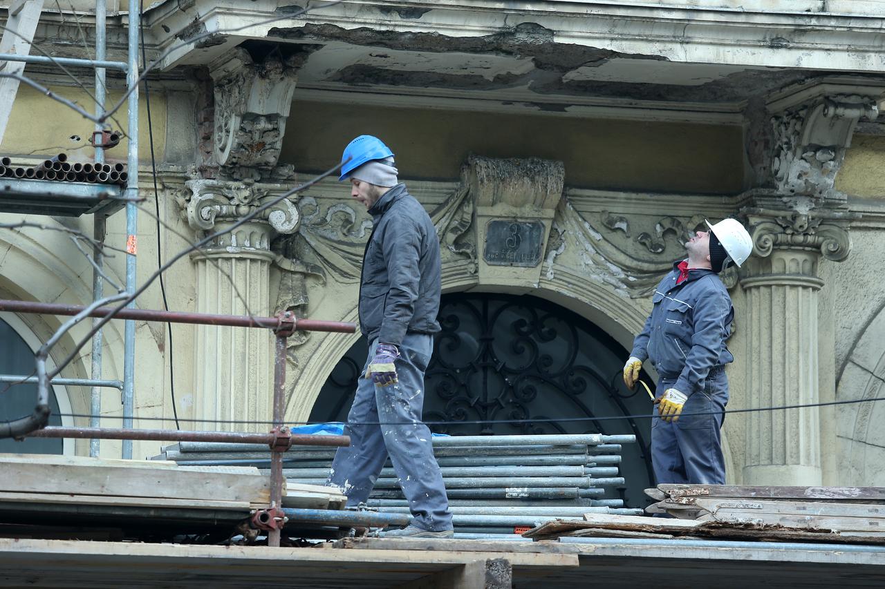 Radnici postavljaju skelu na procelje zgrade u Jurisicevoj 3. 