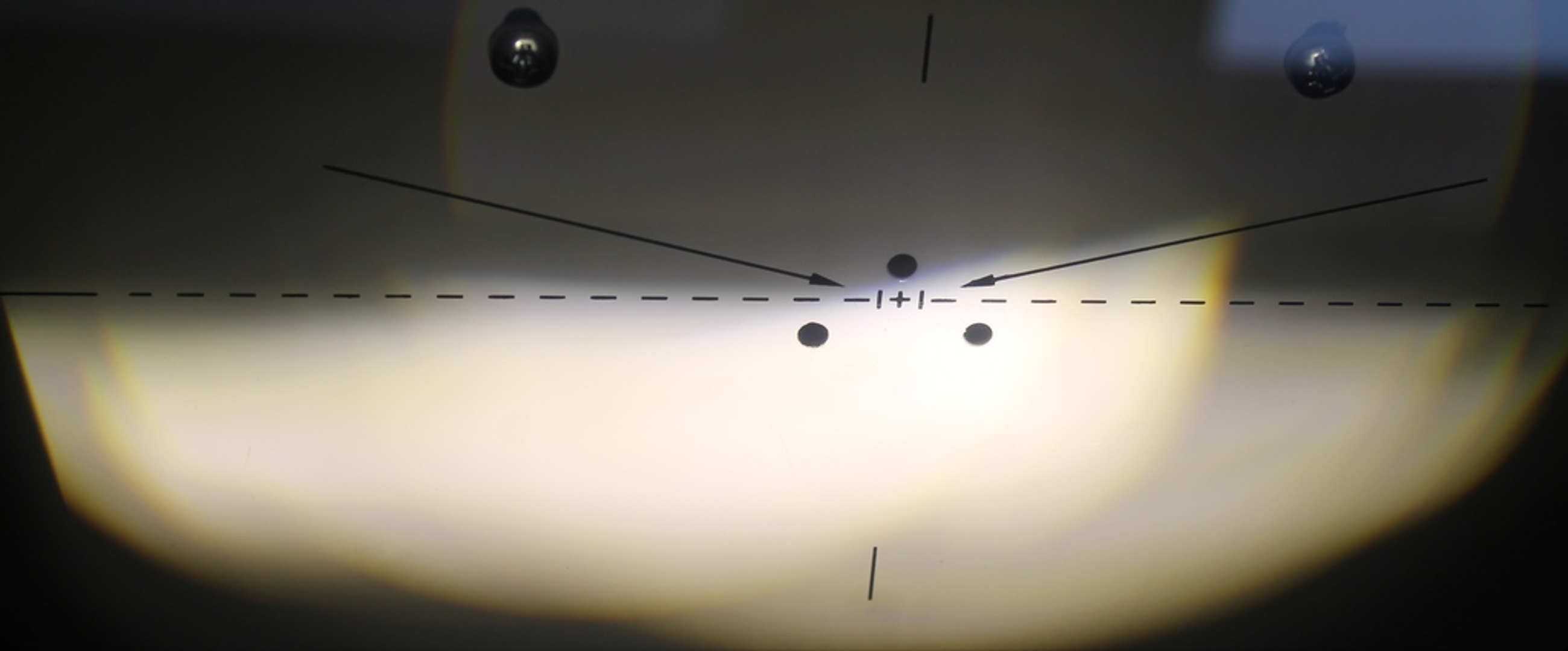 Ispravan izgled i visina snopa prednjeg svjetla promatran na uređaju za kontrolu geometrije glavnih svjetala - regloskopu
