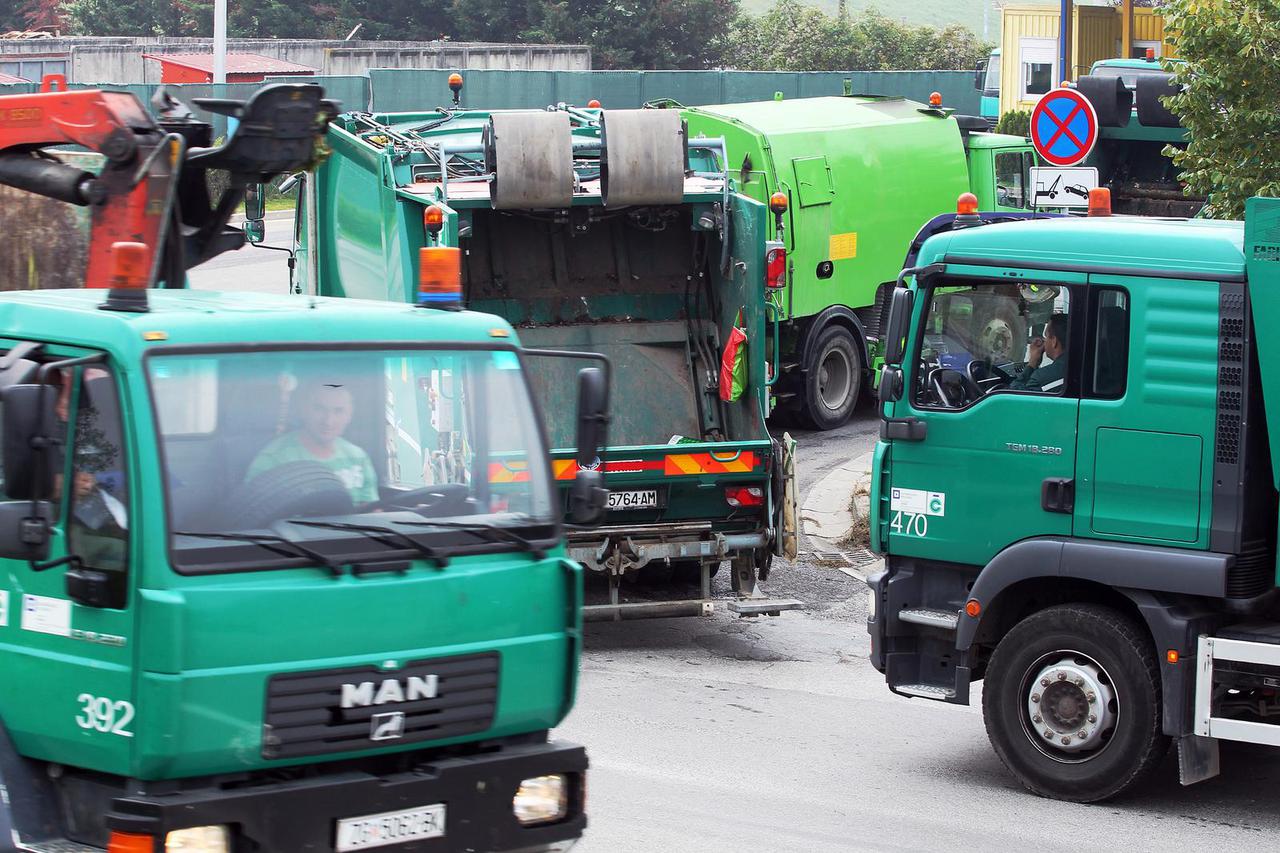 Zagreb: Kamioni odvoze otpad na odlagalište kojem je Ministarstvo djelomi?no zabranilo rad
