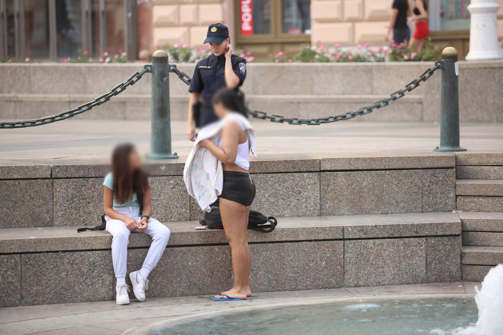 Jedna se djevojka odlučila jučer osvježiti u fontani Manduševac na Trgu bana Jelačića, no zabavu je brzo prekinula policajka. 
