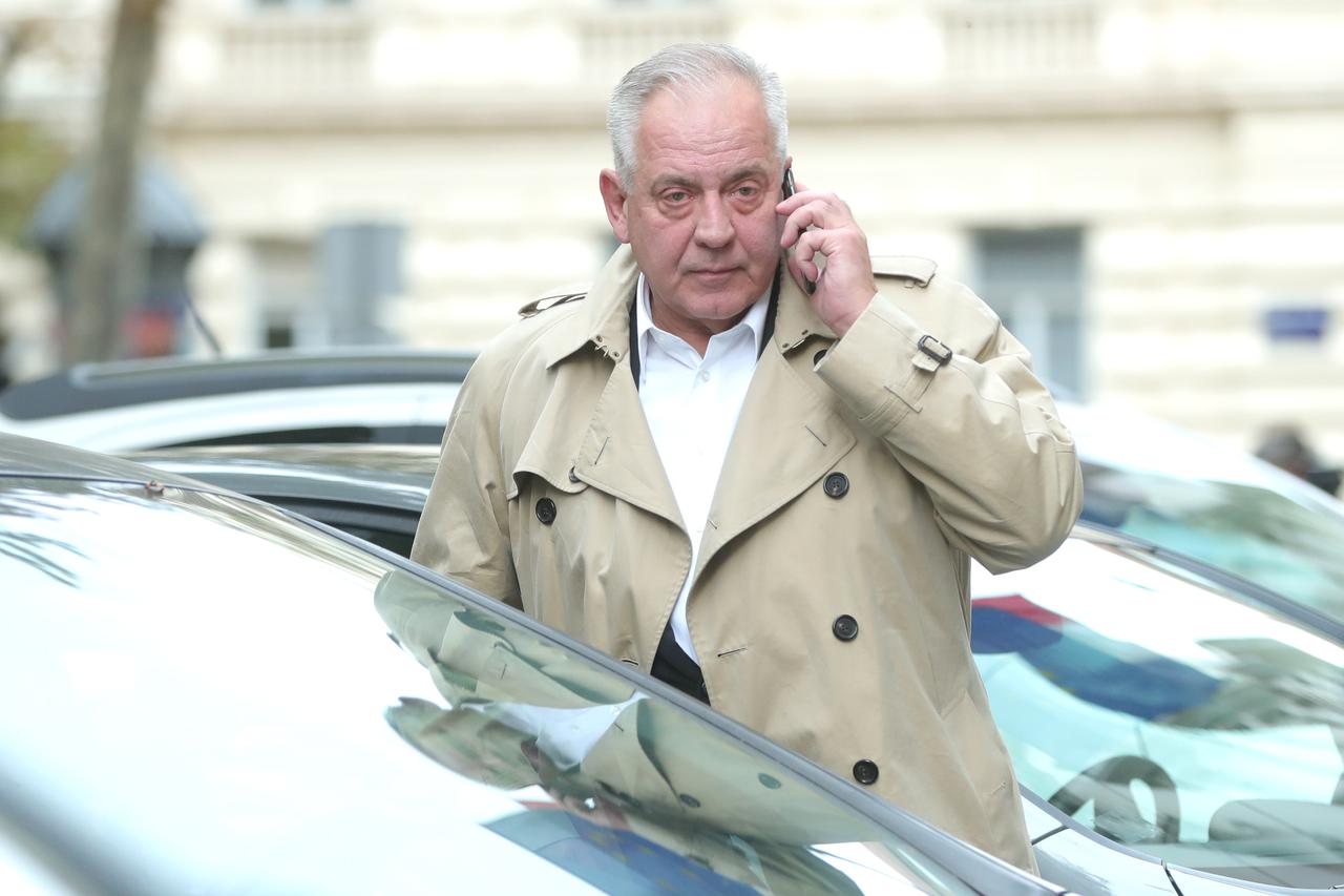 Ivo Sanader glumi da telefonira dok izlazi sa Županijskog suda nakon izricanja presuda