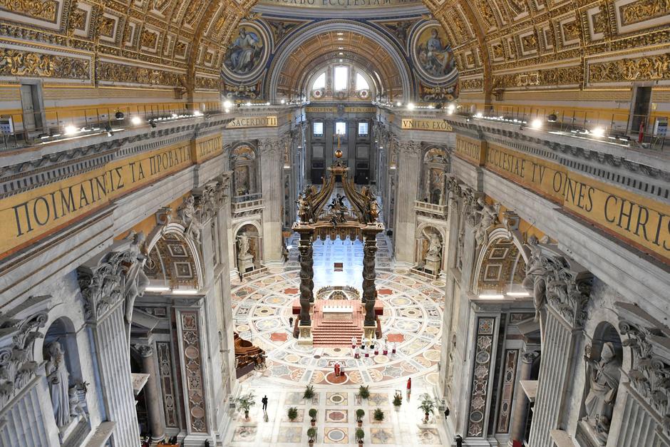 Papa služio misu na Cvjetnicu u praznoj bazilici sv. Petra