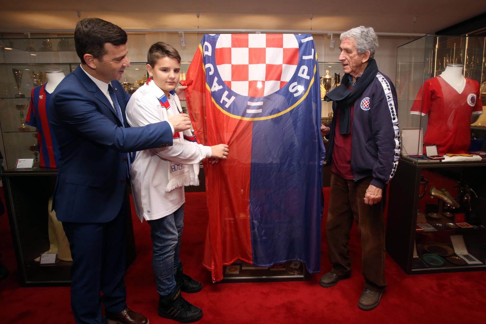 U ime Hajduka vijenac je položio predsjednik Uprave Jasmin Huljaj, i Bogdan Kragić, Franin suigrač i jedini živi nogometaša iz šampionske generacije 1955. godine, dok je vijenac Torcide položio tajnik Toni Madunić. 


