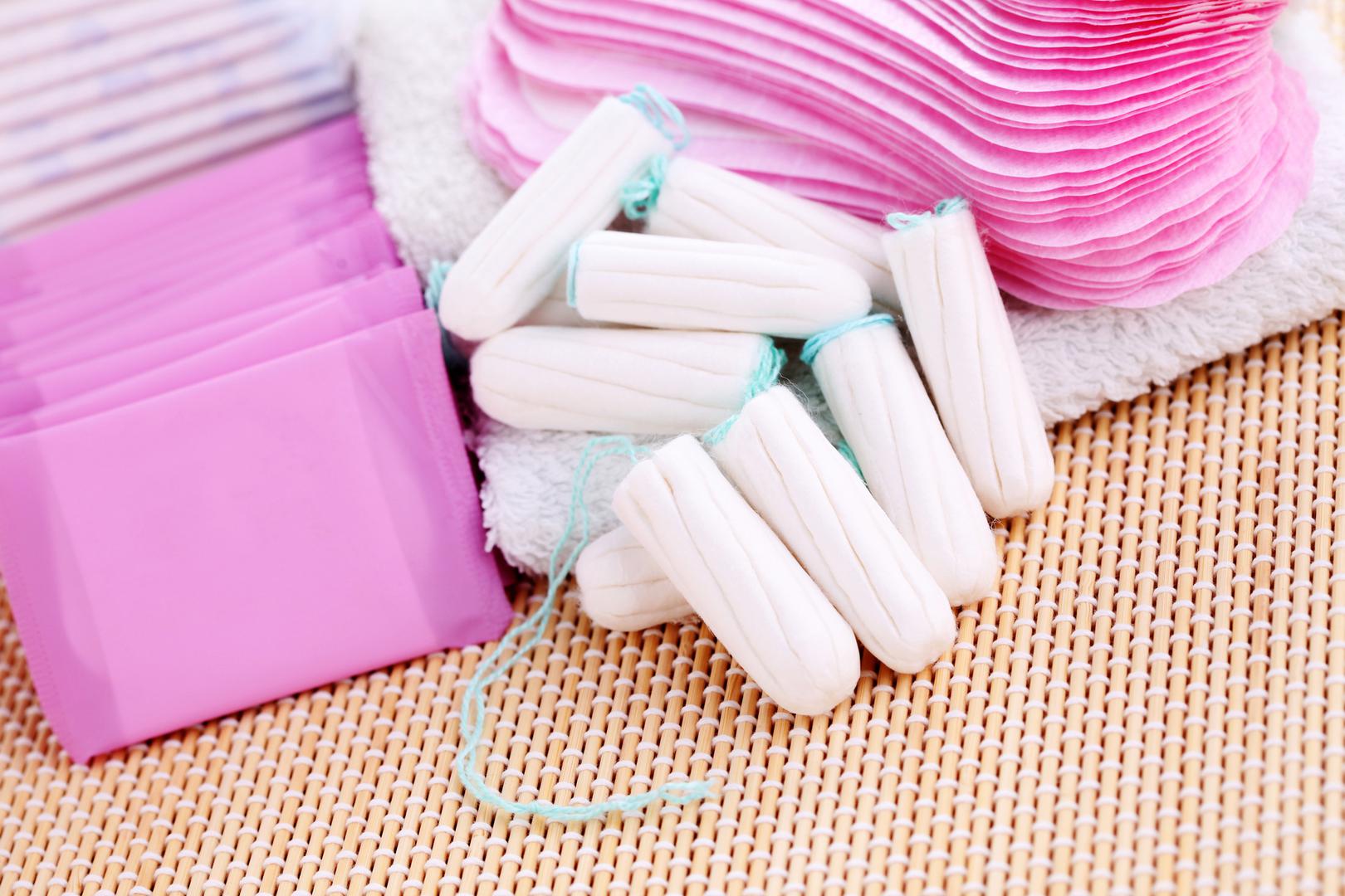 Uz tuširanje, higijena tijekom menstrualnog krvarenja znači redovno mijenjanje menstrualnih uložaka ili tampona. Stručnjaci tvrde kako postoji razlika i ne biste trebali jednako dugo držati tampone u usporedbi s ulošcima, odnosno, uložak je potrebno promijeniti najmanje jednom u četiri sata, a tampon svaka dva sata. 