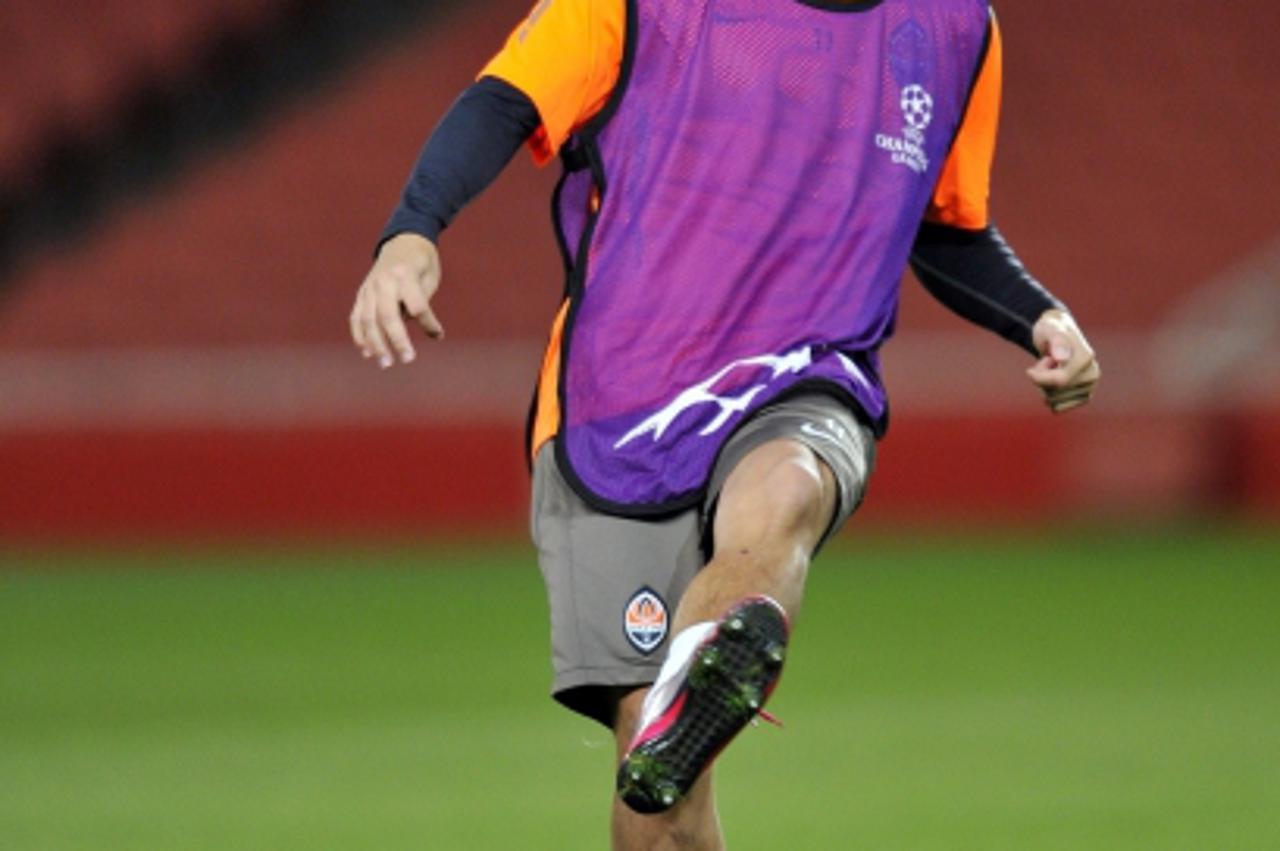 'Shakhtar Donetsk\'s Croatian striker Eduardo participates in a team training session at the Emirates Stadium in London, England on October 18, 2010.  Shakhtar Donetsk are set to play Arsenal in a UEF