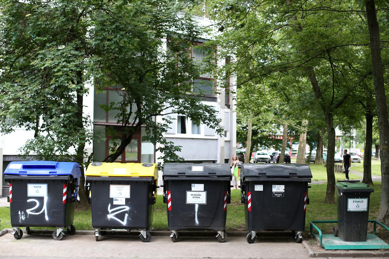 28.05.2014., Zagreb - Anketa medju gradjanima Zaprudja u vezi rasvrstavanja otpada.  Photo: Slavko Midzor/PIXSELL