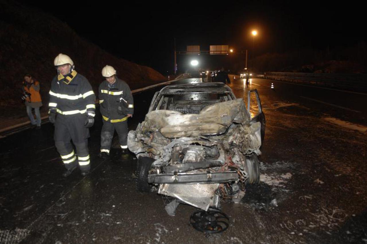 zapalio se auto, požar na autu (1)